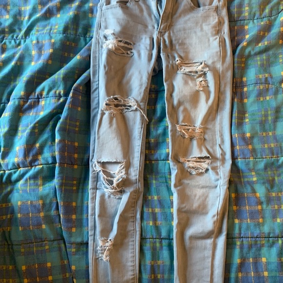 Light wash ripped American Eagle Jeans - Picture 4 of 4
